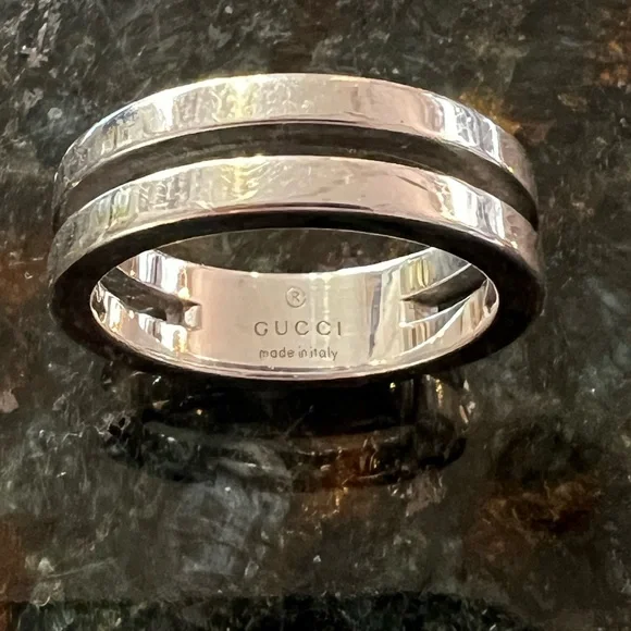 Gucci silver ring size 8 with COA unisex. Great Valentine’s Day gift.